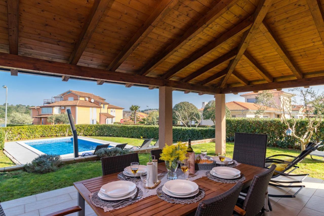 Lovely Istrian Apartment With A Private Swimming Pool And A Charming Garden バニョレ エクステリア 写真