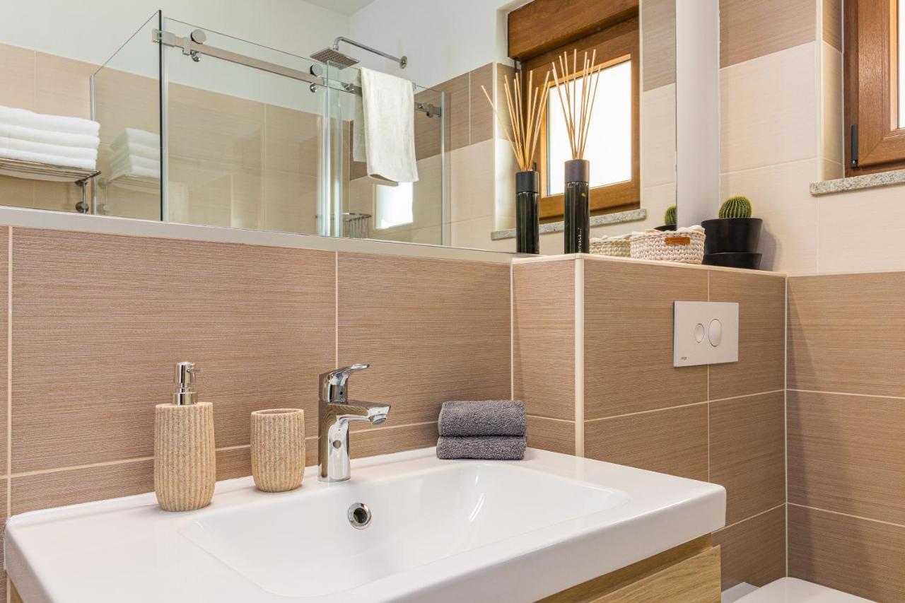 Lovely Istrian Apartment With A Private Swimming Pool And A Charming Garden バニョレ エクステリア 写真